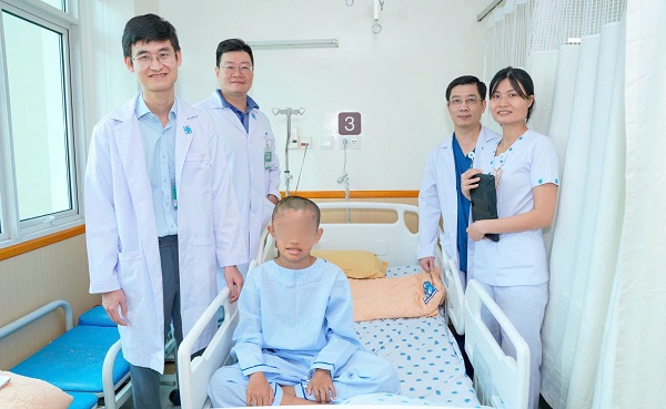 Bác sĩ khuyến cáo phụ huynh không nên chủ quan với các dấu hiệu thần kinh ở trẻ như đau đầu kéo dài